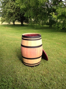 Regentonne 225 Liter vom Holzfass mit schwarzen Reifen